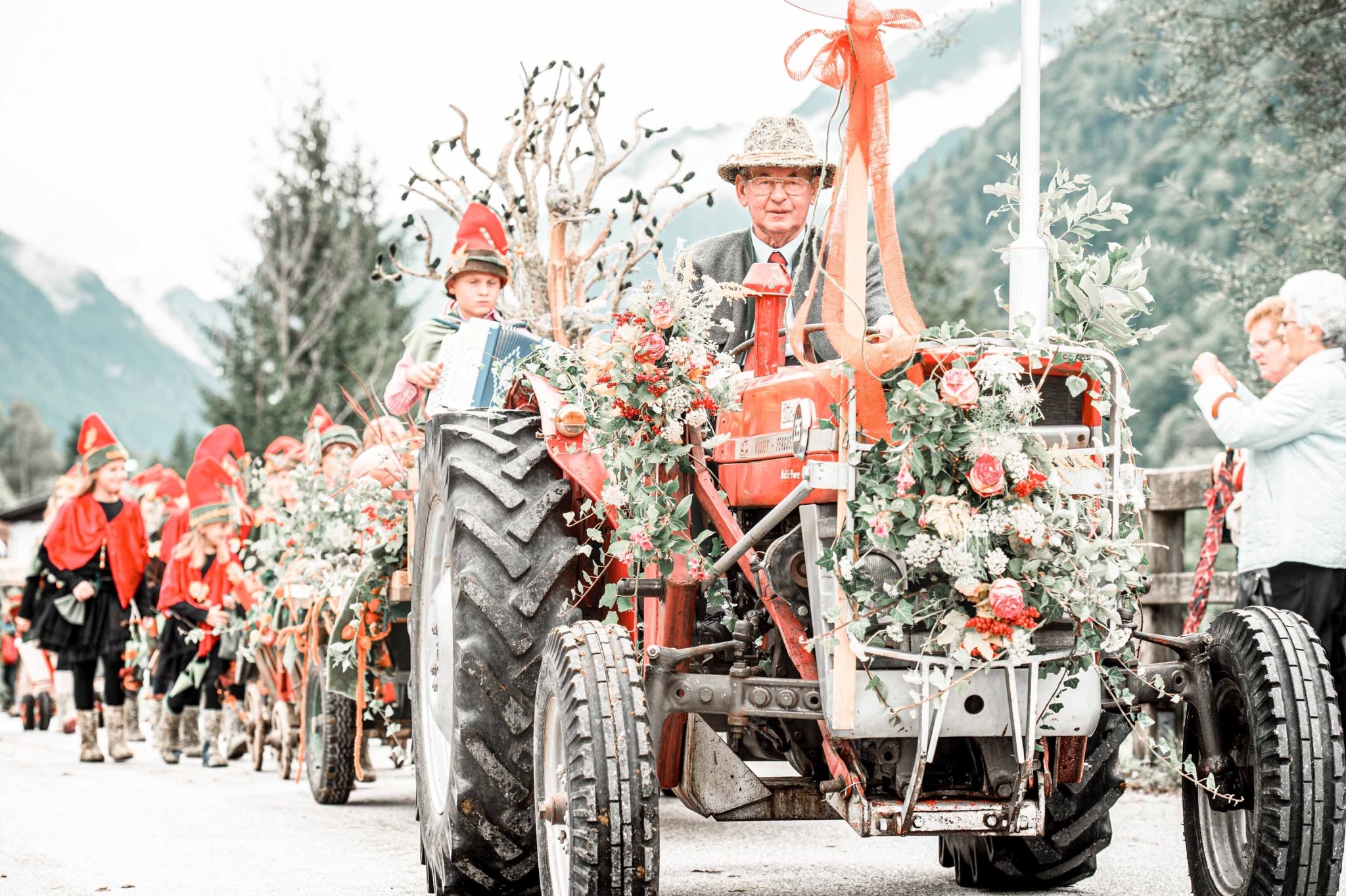 salzburger-bauernherbst-traktor-ccoen-kossmann-salzburgerland-tourismus-2-scaled-1