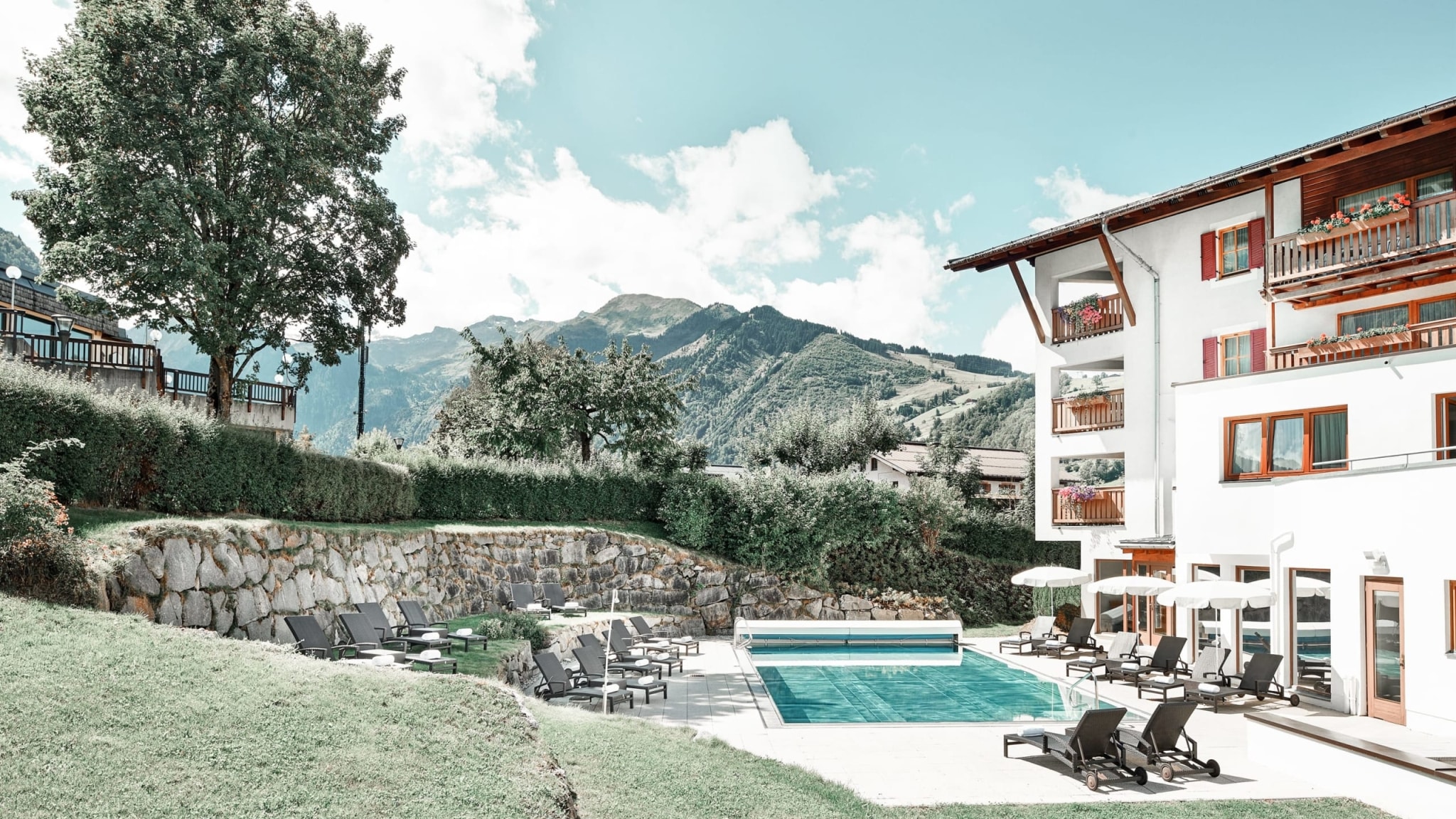 alpenhaus-kaprun-alpen-veda-spa-wellness-hotel-salzburg-6-3 Außenansicht vom Alpenhaus Kaprun mit Outdoor-Pool